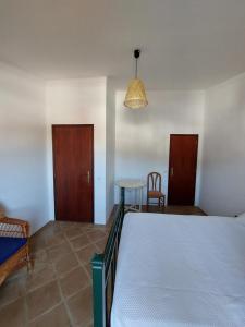 1 dormitorio con 1 cama y 1 mesa en Janelas de Monsaraz en Telheiro