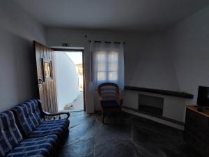 sala de estar con sofá y chimenea en Janelas de Monsaraz en Telheiro