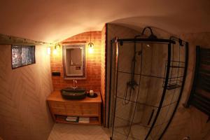 ein Badezimmer mit Dusche, Waschbecken und Spiegel in der Unterkunft Oak House in Świebodzin