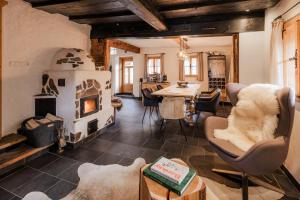 a living room with a fireplace and a table at Moxn Chalet Lungau - Authentic Luxury Living in Ramingstein