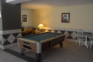 una sala de billar con una mesa de billar. en Apartamentos RF Bambi Adults Only, en Puerto de la Cruz