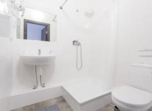 Koupelna v ubytování Smart Hotel Rooms near metro 24/7