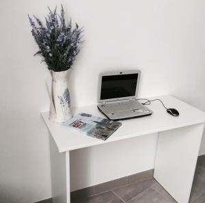 TV a/nebo společenská místnost v ubytování Smart Hotel Rooms near metro 24/7