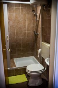 Ванна кімната в Hostel Mladinski center Šmartno ob Paki