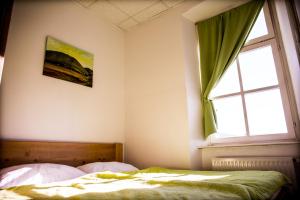 Ліжко або ліжка в номері Hostel Mladinski center Šmartno ob Paki