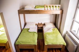 Ліжко або ліжка в номері Hostel Mladinski center Šmartno ob Paki