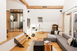 sala de estar con sofá y mesa en Moxn Chalet Lungau - Authentic Luxury Living, en Ramingstein