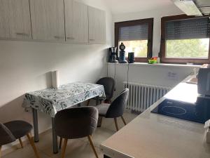 a kitchen with a table and chairs in a kitchen at Ferienwohnung Andreea in Vlotho