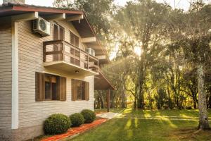 a house with a green yard in front of it at Casa no Campo Caminho do Salto in Farroupilha