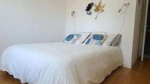 En eller flere senge i et værelse på Chez Nous dans notre petit jardin