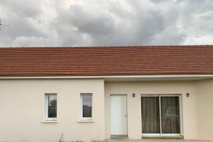 a white house with a brown roof at Charmante Villa in Châtellerault