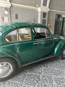 un coche verde está aparcado en un edificio en Palazzo Capece, en Caivano