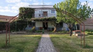 an archway in front of a house at Habitación privada con baño compartido 