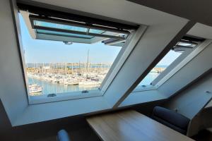 Photo de la galerie de l'établissement Loft - duplex les pieds dans l'eau vue mer, à Saint-Vaast-la-Hougue