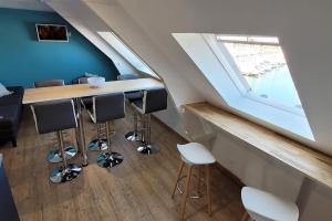 Photo de la galerie de l'établissement Loft - duplex les pieds dans l'eau vue mer, à Saint-Vaast-la-Hougue