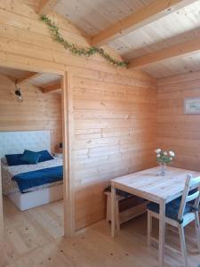una cabina in legno con tavolo e letto di Casa da Ria a Gafanha da Boa Hora
