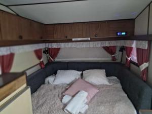 Двуетажно легло или двуетажни легла в стая в Cozy private caravan on our lawn