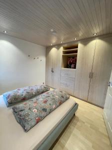 um quarto com uma cama com uma almofada em Apart Loten em Eupen