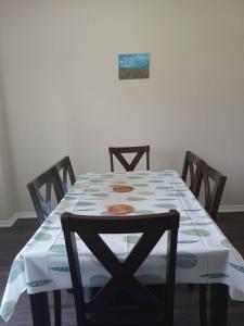 壹家Basement في ماركهام: طاولة طعام عليها قطعة قماش بيضاء