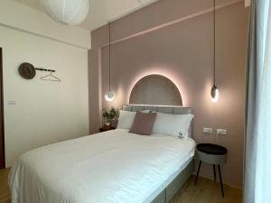 - une chambre avec un lit blanc et une arche au-dessus dans l'établissement 月月寓室 Luna INN 民宿, à Yilan City