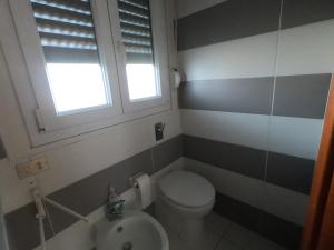 a bathroom with a toilet and a sink at Appartamento Sicilia vicino Caltagirone - Niscemi in Niscemi