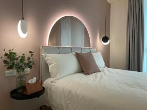 Postel nebo postele na pokoji v ubytování 月月寓室 Luna INN 民宿