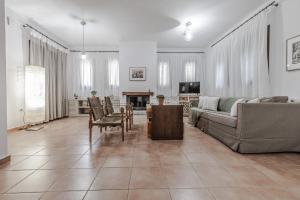sala de estar con sofá y mesa en Villa 10 Elies, en Koropi