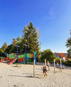 un gruppo di bambini che giocano in un parco giochi di Lipno Holiday Penthouse a Lipno nad Vltavou