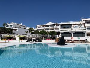 Bazén v ubytování Appart Cosy vue piscine, wifi, à 500 m plage nebo v jeho okolí