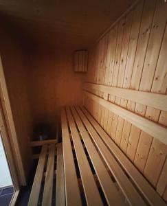 een lege sauna met houten wanden en een houten bij Lipno Holiday Penthouse in Lipno nad Vltavou