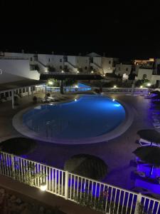 Bazén v ubytování Appart Cosy vue piscine, wifi, à 500 m plage nebo v jeho okolí