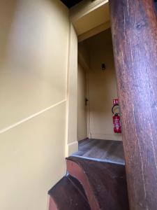 Una escalera en una habitación con puerta de madera en La Maison à Pan De Bois chambre Art Deco, en Vierzon