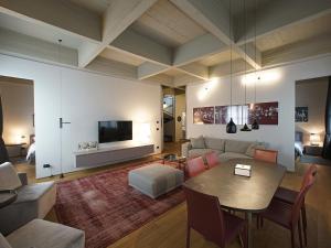 un soggiorno con tavolo e divano di EDIT Lofts a Torino