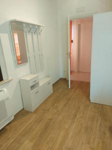 ein leeres Zimmer mit einem Waschtisch und einem Spiegel in der Unterkunft Guest House - I Salici in Elice