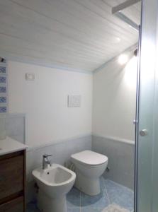 ein Bad mit einem WC und einem Waschbecken in der Unterkunft Il Cardo da Pasquarè in Foligno