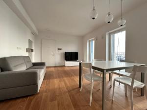 uma sala de estar com um sofá e uma mesa em Montecarlo Seaview Apartment em Chioggia