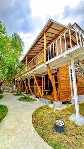 Casa de madera grande con terraza grande en Serene Beach Villa, en Gili Trawangan