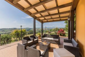 een patio met stoelen en tafels en uitzicht bij LEONDINA COUNTRY HOUSE in Corinaldo
