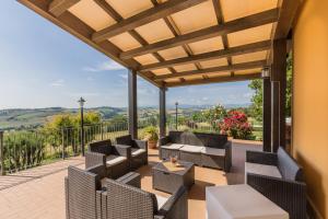 d'un patio extérieur avec des chaises et des tables offrant une vue. dans l'établissement LEONDINA COUNTRY HOUSE, à Corinaldo