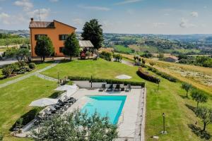 een luchtzicht op een villa met een zwembad op een grasveld bij LEONDINA COUNTRY HOUSE in Corinaldo