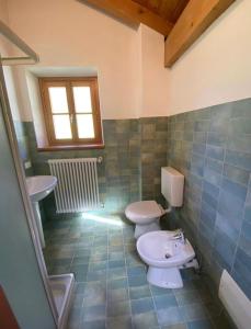 Cjase Cjandin في Cercivento: حمام مع مرحاضين ومغسلة