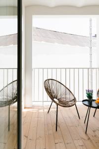 2 sillas y una mesa en una habitación con ventana en High-end flats at South area, en Amberes