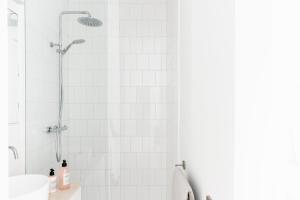 y baño con ducha de azulejos blancos. en High-end flats at South area, en Amberes