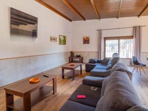 ein Wohnzimmer mit einem Sofa und einem Tisch in der Unterkunft Cubo's Apto Obejo Hacienda El Encinar in Villaharta
