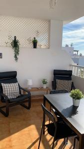 Posezení v ubytování Appart Cosy vue piscine, wifi, à 500 m plage