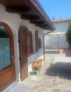 a building with a table and chairs next to a door at Casa Raffaela in Marina di Pisa