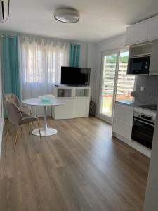 salon ze stołem i kuchnią w obiekcie Upscale, fully renovated apartment next to the beach with direct sea view w mieście Calpe