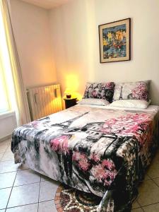 une chambre avec un grand lit avec une couverture fleurie dans l'établissement Sunny House, à Milan