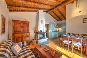 A seating area at Magic Woodland Escape Lake View - Happy Rentals