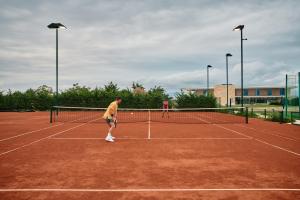 Tenis a/nebo squash v ubytování Falkensteiner Family Hotel Diadora nebo okolí